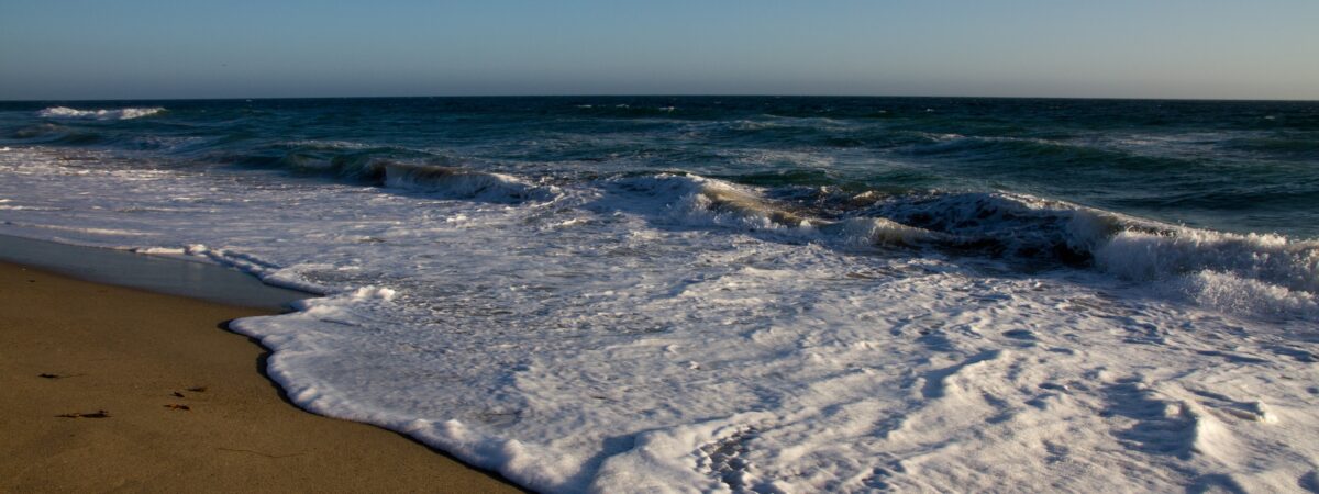 Une plage naturiste – Jason Mrachina – cc