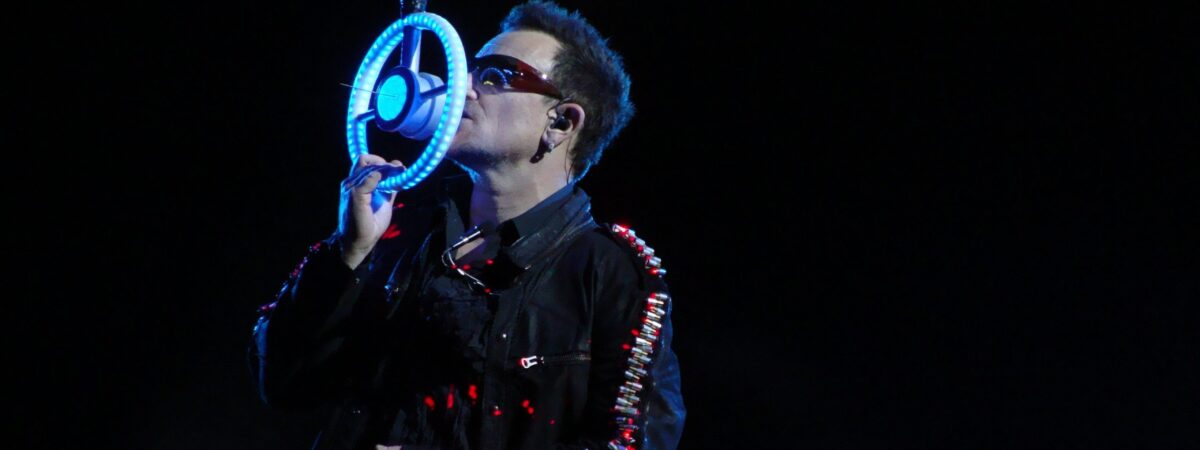 Bono en plein concert - Domaine public
