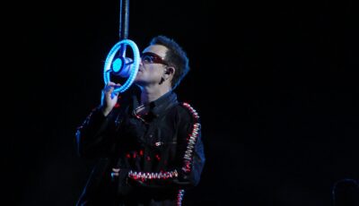 Bono en plein concert - Domaine public