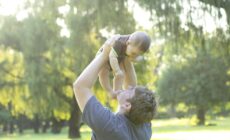 Un bébé et son père - Andrea Ferreira - cc