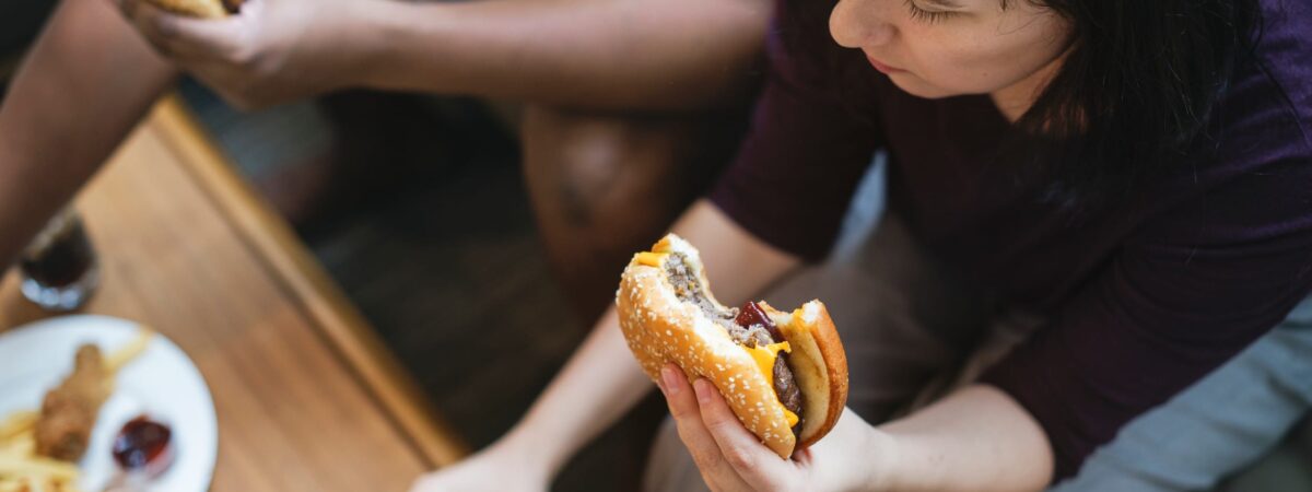 Un couple ayant utilisé le McDelivery de McDonald's - Rawpixel