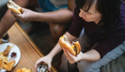 Un couple ayant utilisé le McDelivery de McDonald's - Rawpixel