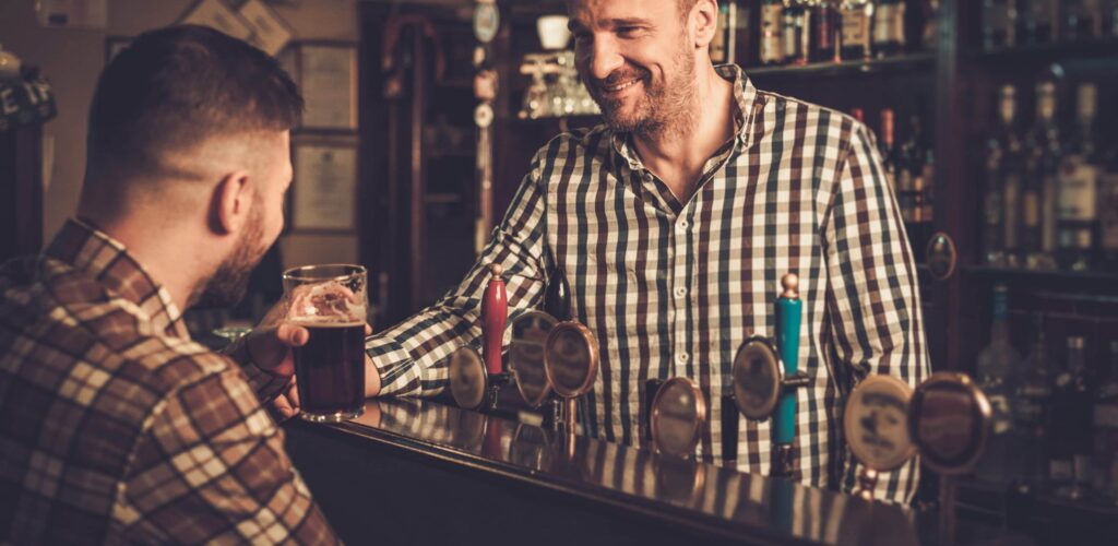 Un barman servant un verre dans un irish pub - Nejron