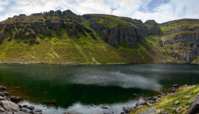 Les Comeragh Mountains et le Coumshingaun Lough - Eoghan Hennessy - cc