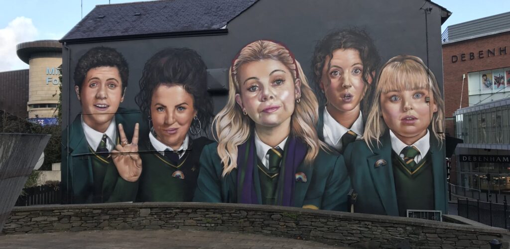 Le mur représentant les personnages de Derry Girls désormais achevé - Channel 4 (Twitter)