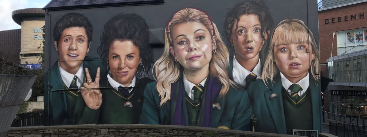 Le mur représentant les personnages de Derry Girls désormais achevé - Channel 4 (Twitter)