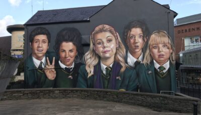 Le mur représentant les personnages de Derry Girls désormais achevé - Channel 4 (Twitter)