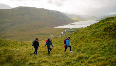 Le Lough Nafooey et des randonneurs - ©Joyce Country and Western Lakes Geopark