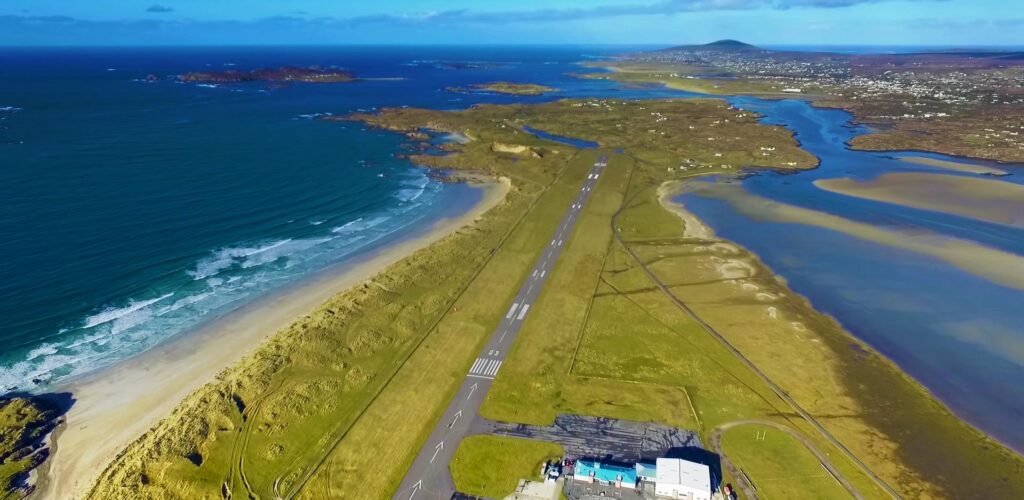 La piste d'atterrissage de l'aéroport de Donegal