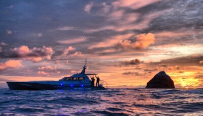 Un bateau de pêche et l'île de Rockall - Maryp279 - cc