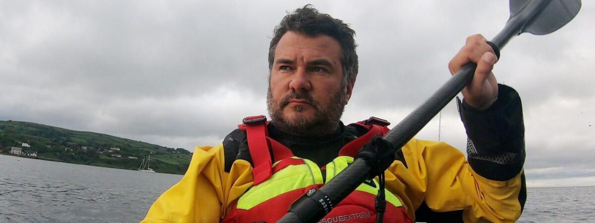 Il fait le tour de l’Irlande en kayak pour une association d’enfants malades