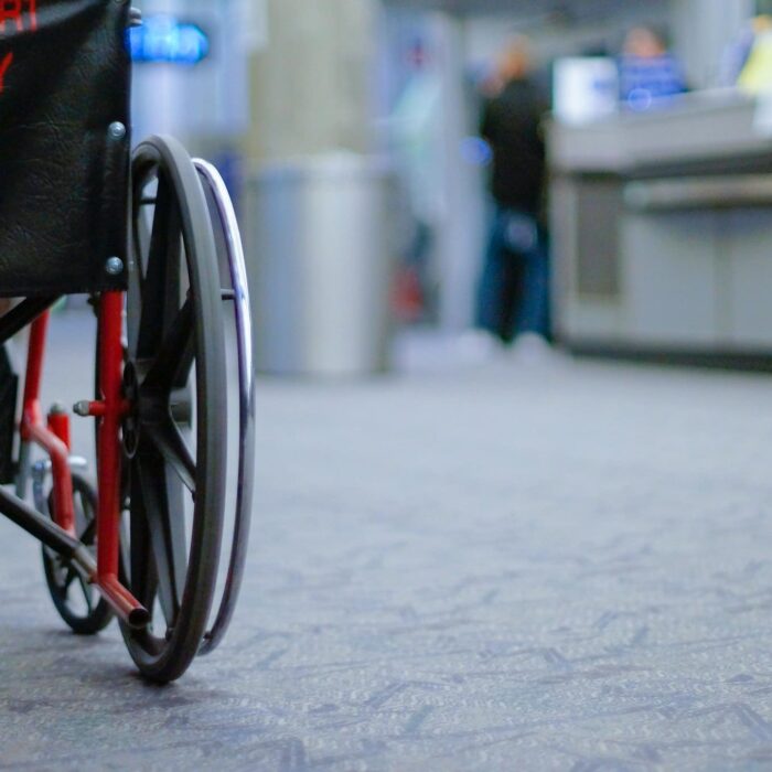 Un fauteuil roulant dan sun aéroport irlandais - Jenya Kushnir - cc