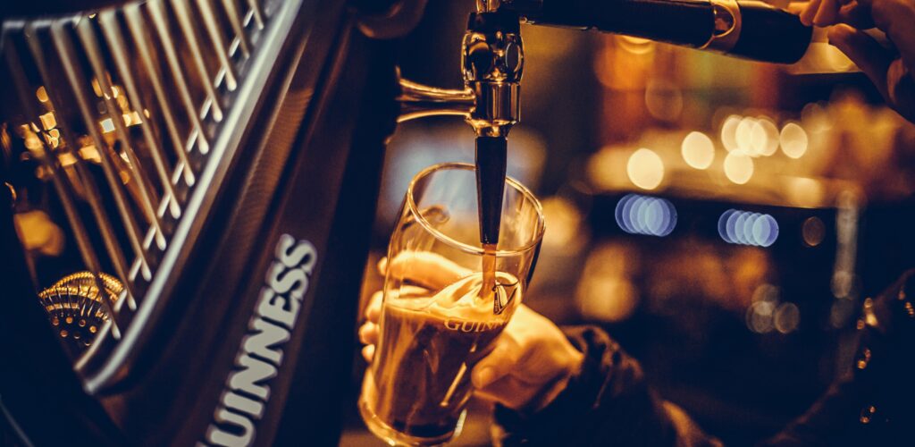 Une Guinness en train d'être servie - © bizoo_n