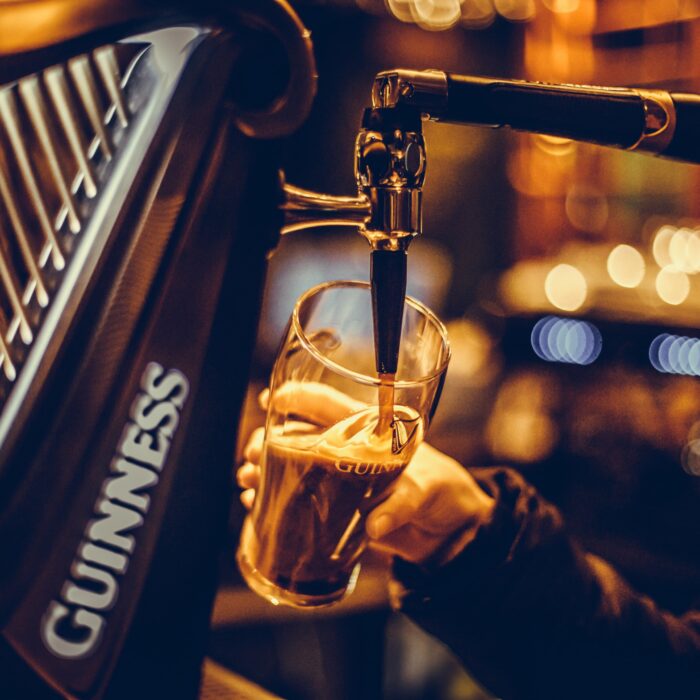 Une Guinness en train d'être servie - © bizoo_n