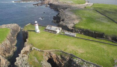 Le phare et son cottage de Rathlin O'Birne island actuellement en vente