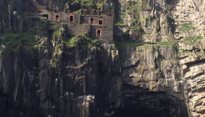 Bull Rock, ses ruines et son tunnel