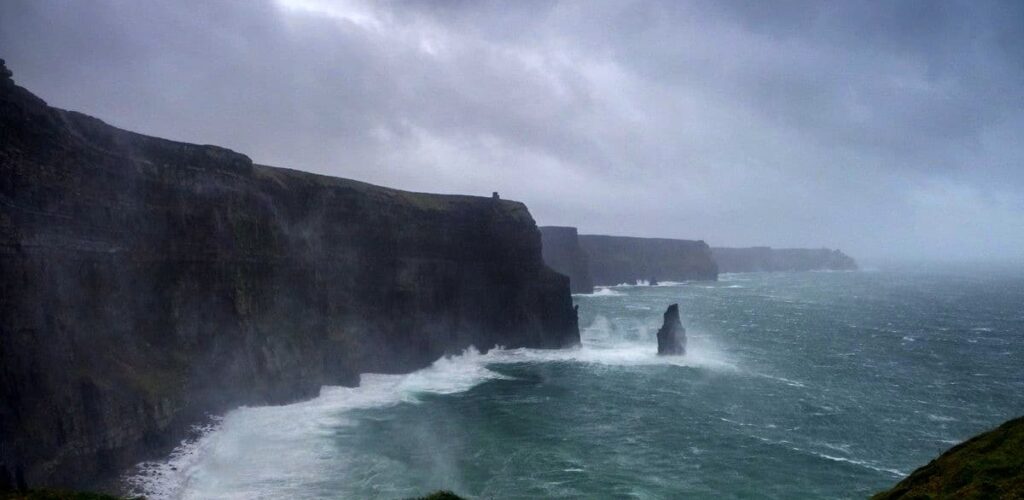 Les Falaises de Moher risquent d'essuyer la tempête Lorenzo