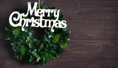 Une couronne de houx pour Noël - © lyulkamazur