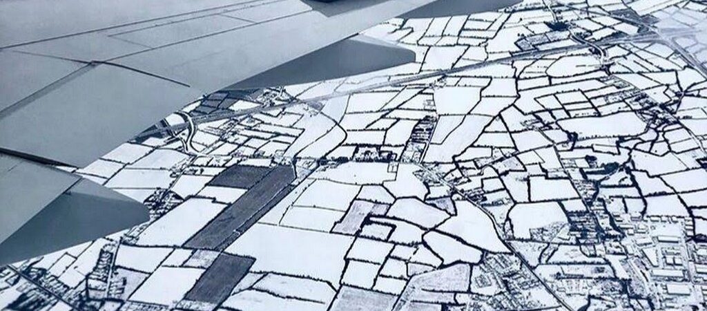 L'Irlande sous la neige vue du ciel 