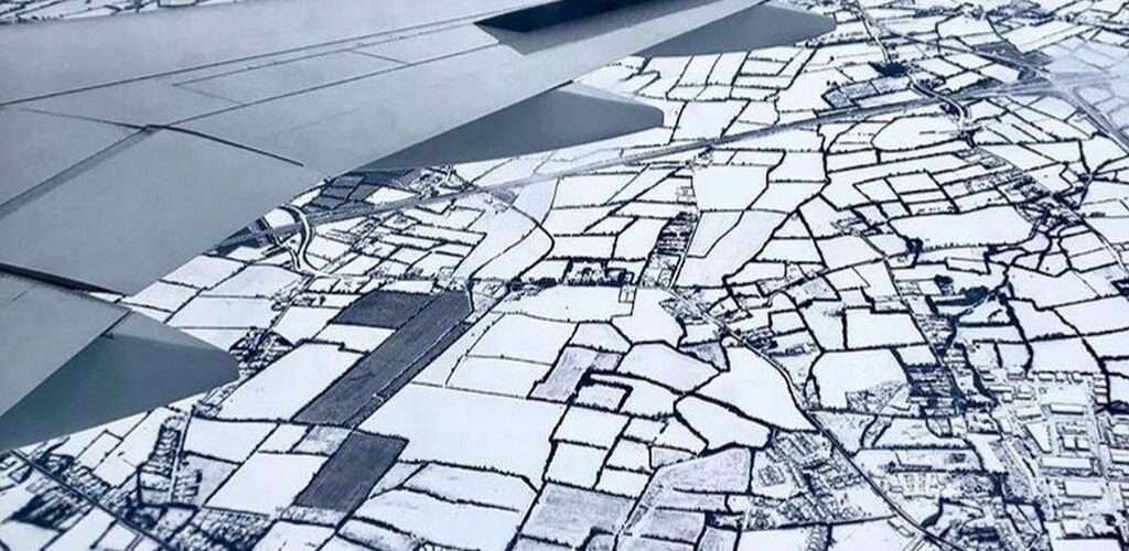 L'Irlande sous la neige vue du ciel 