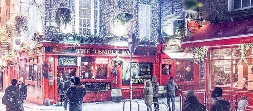 De la neige à Temple Bar, à Dublin en Irlande - @allexphotography