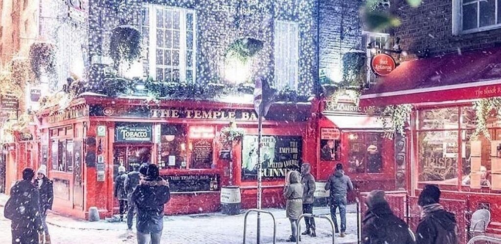 De la neige à Temple Bar, à Dublin en Irlande - @allexphotography