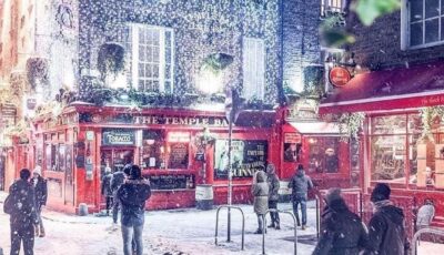 De la neige à Temple Bar, à Dublin en Irlande - @allexphotography