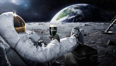 Un astronaute buvant une Guinness dans l'espace