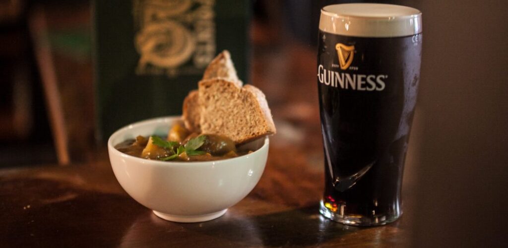 Un irish stew servi au Five Points de Belfast