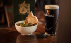 Un irish stew servi au Five Points de Belfast