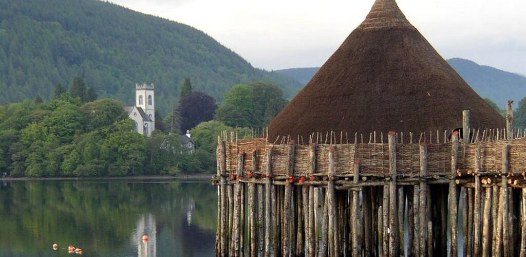 Un crannog reconsituté en Ecosse - Dave Morris  - cc