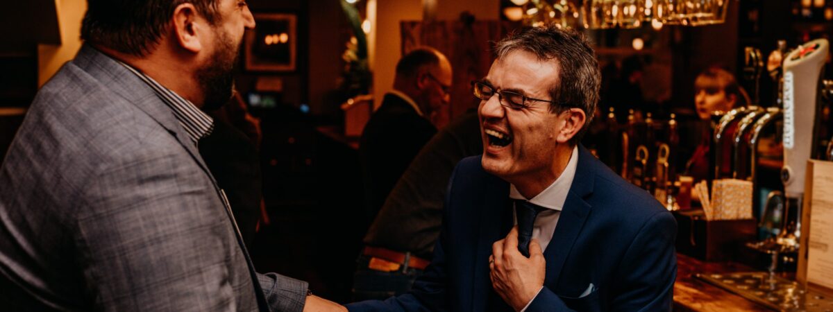 Deux hommes échangeant dans un irish pub en Irlande - Unsplash