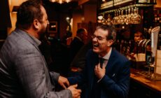 Deux hommes échangeant dans un irish pub en Irlande - Unsplash