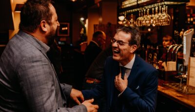 Deux hommes échangeant dans un irish pub en Irlande - Unsplash