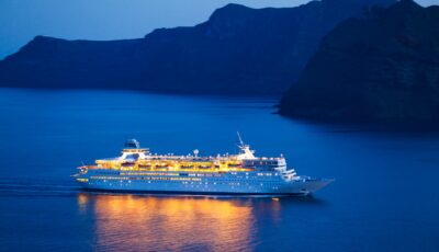 Un bateau de croisière en approche des côtes irlandaises - EpicStockMedia