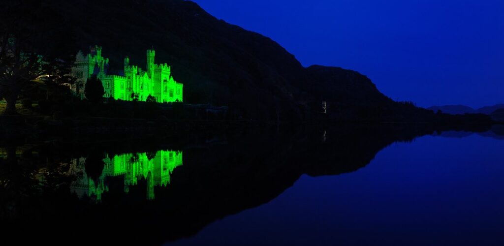 Kylemore Abbey éclairée en vert - @poloconghaile