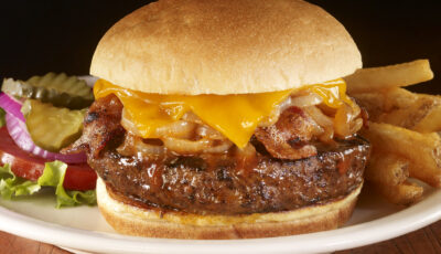 Un burger du Hard Rock Cafe - Schröder+Schömbs PR _ Brands | Media | Lifestyle - cc