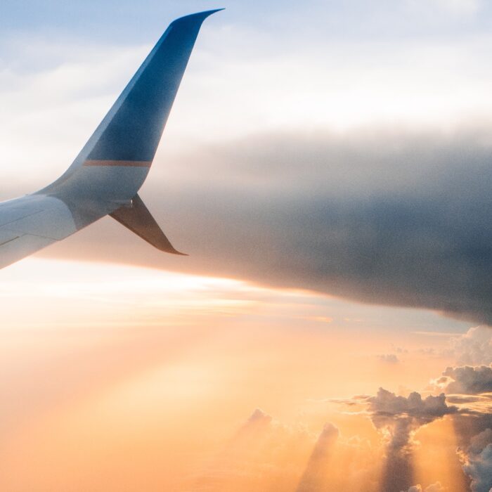 Un avion en partance pour l'Irlande - Photo by Tom Barrett on Unsplash