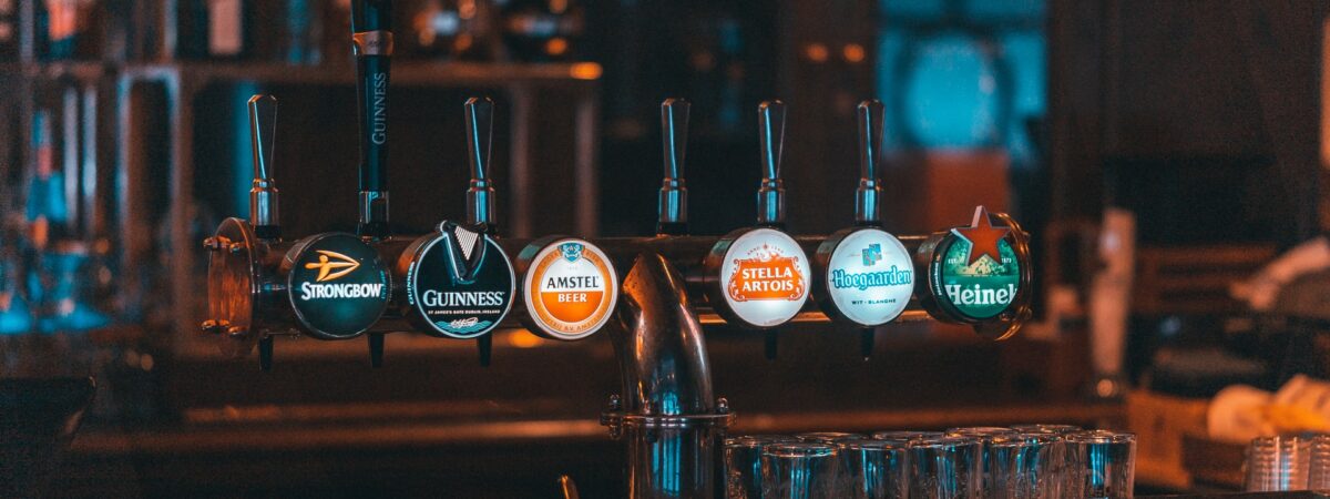 Un irish pub déserté - Photo by Dovlet Hojayev on Unsplash