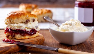Un scone avec de la clotted cream - © Dave Denby Photography