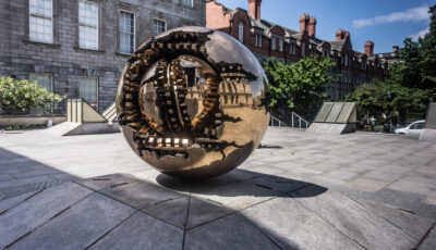 Sphere with Sphere à Trinity College, Dublin - William Murphy - cc