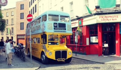 Un bus Vintage Tea Trips à Dublin - Cityswift - cc