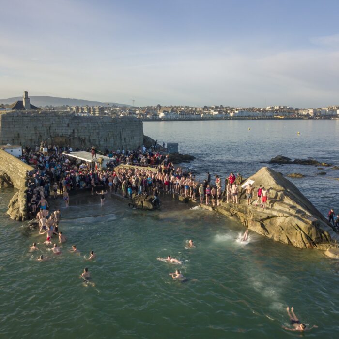 Forty Foot, lors de la baignade glacée de Noël - © Eugene Remizov