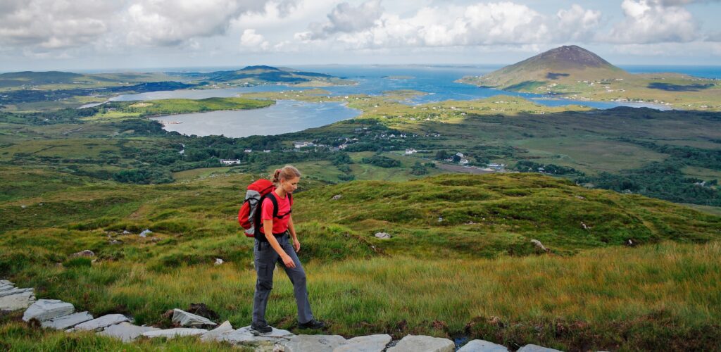 Une randonneuse dans le Connemara - Hiking in Connemara - © panimo