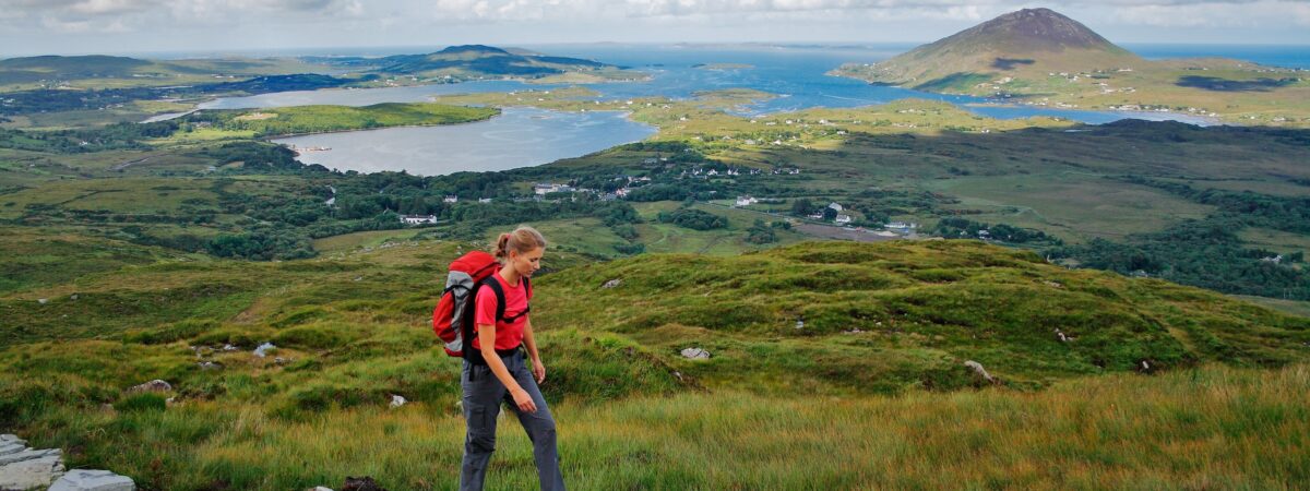 Une randonneuse dans le Connemara - Hiking in Connemara - © panimo