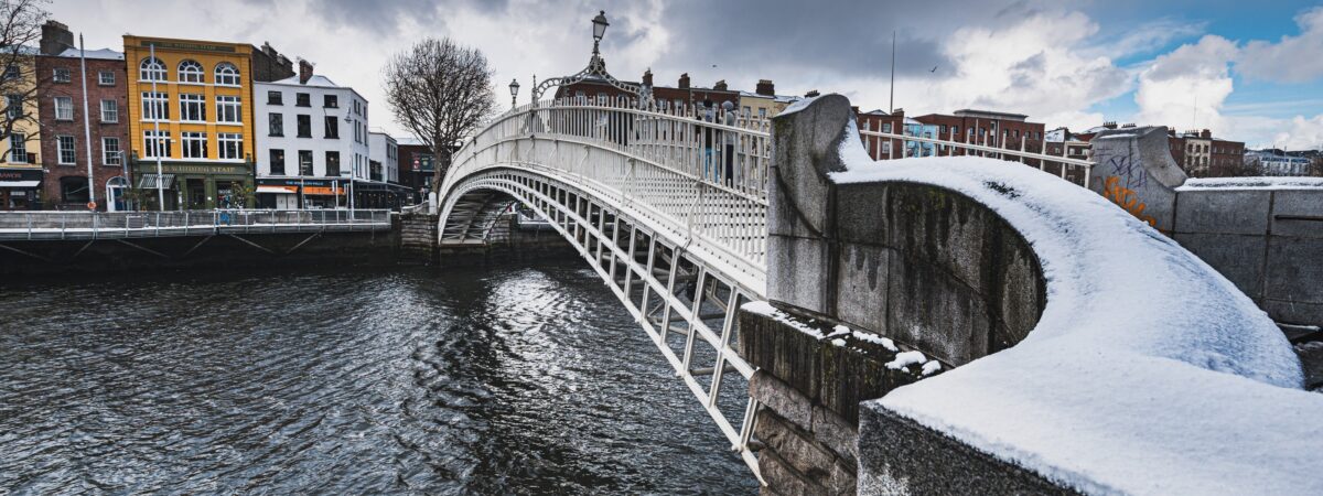 De la neige à Dublin - © Roberto

Dramatic view of the Ha ' Penny Bridge covered by snow against dense clouds. The Irish pedestrian overpass across the River Liffey provides a sense of community