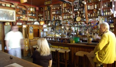 Intérieur du Dick Mack's à Dingle - Ron Linder - cc