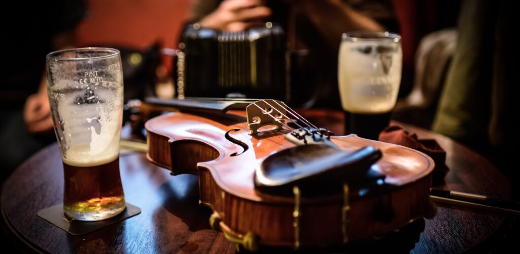 Un fiddle dans un irish pub © dermot