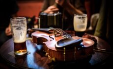 Un fiddle dans un irish pub © dermot