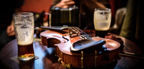 Un fiddle dans un irish pub © dermot